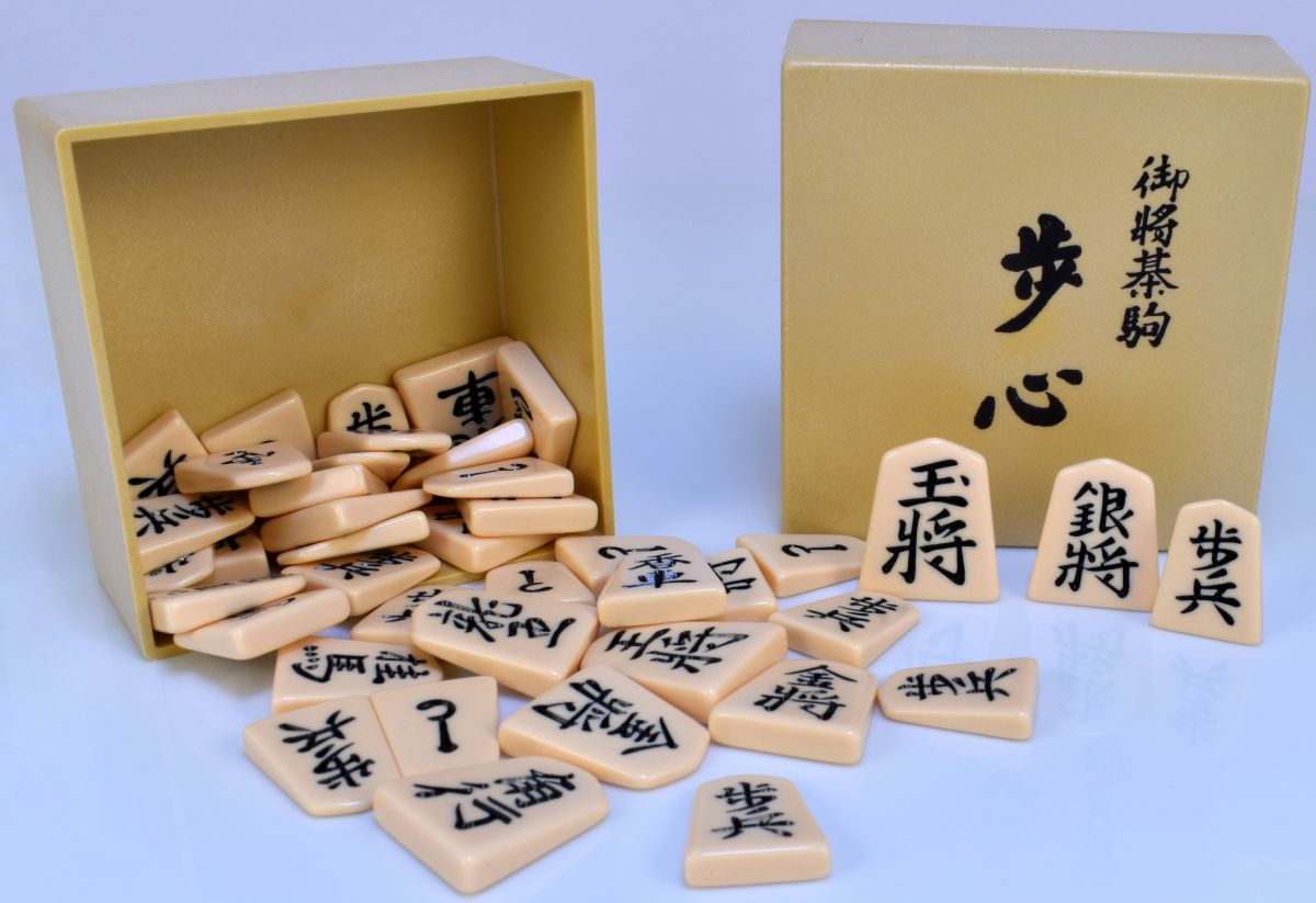 Shogi, set s dřevěnou deskou