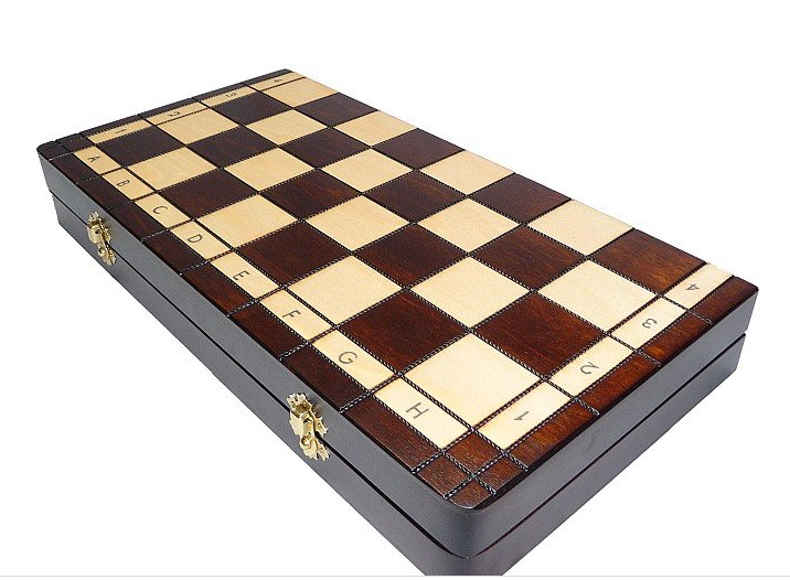 Dřevěné šachy zdobené