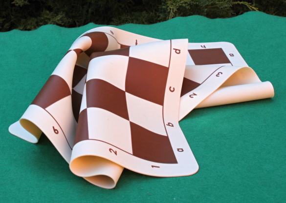 DGT Plastové figurky turnajové + nemačkavá šachovnice